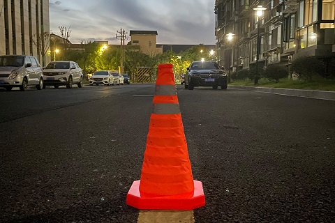The characteristics and role of safety facilities traffic road cones